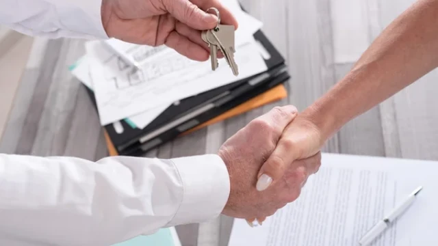 Суд обязал казахстанку заплатить риелторам за сделку, которую она завершила сама