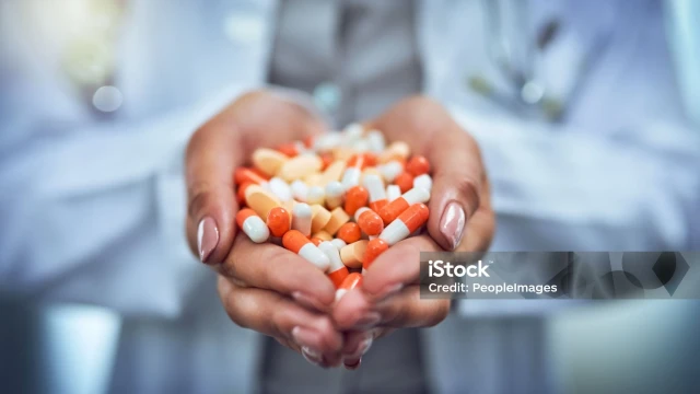 Более 400 лекарств в Казахстане начнут закупать напрямую у производителей